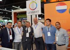 Bezoek uit Honduras op de stand van Levarht, met in de witte polo's Ruud Krul en Arjan Levarht.